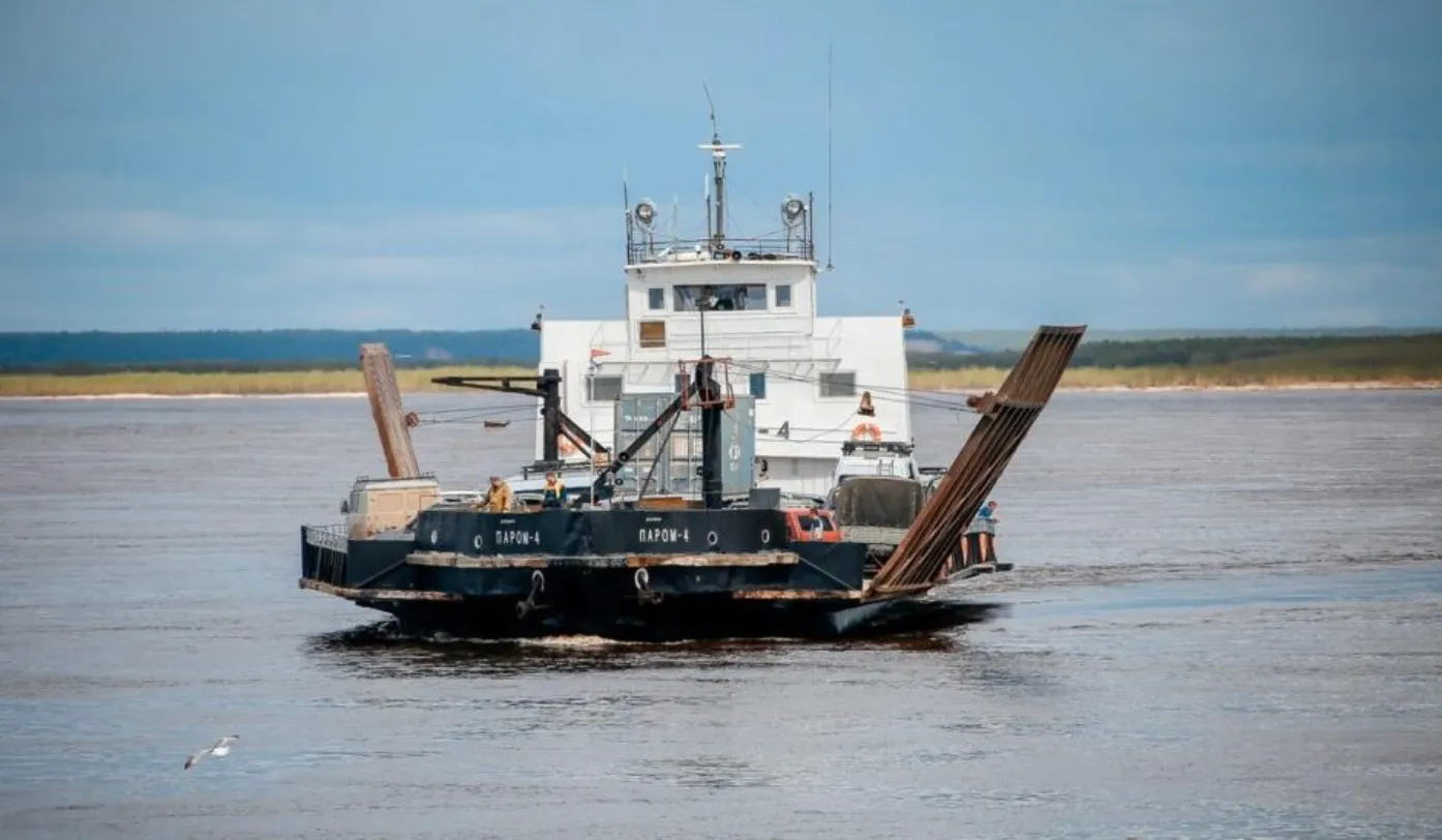 Паромные переправы в якутии. Паромы якт. Паромы якт. Переправа якутск-нижний бестях. Паромная переправа якутск нижний бестях.